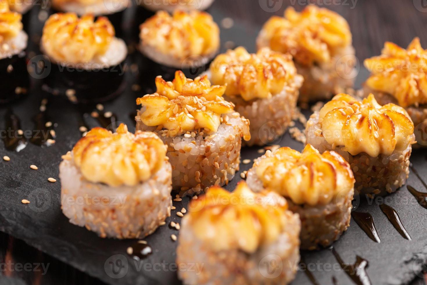 giapponese salmone Sushi con speziato Maionese - Sushi menù norimaki e uramaki. asiatico cucina concetto foto