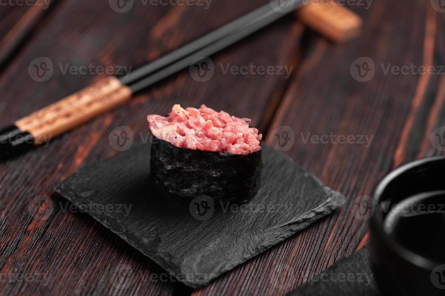 gunkan maki Sushi di pesce salmone, pettine, pertica, anguilla, gamberetto e caviale su di legno tavolo sfondo avvicinamento. Sushi menù. giapponese cibo Sushi impostato gunkan foto