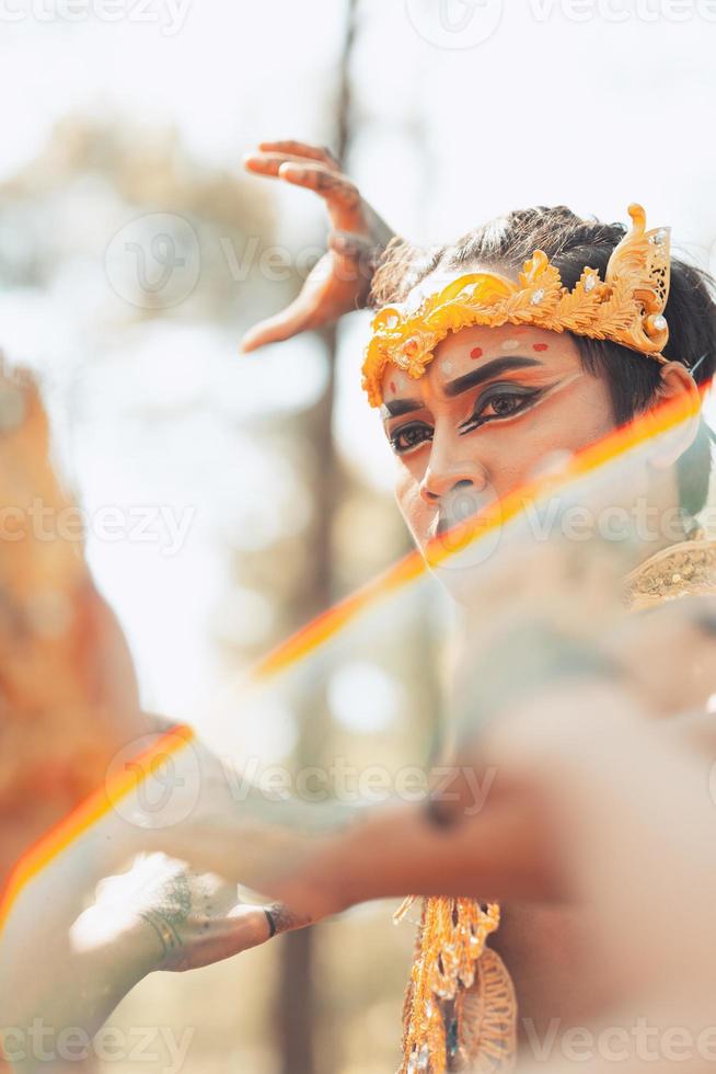 un asiatico uomo facce nel trucco con un' d'oro corona su sua testa sembra arrabbiato mentre in posa foto