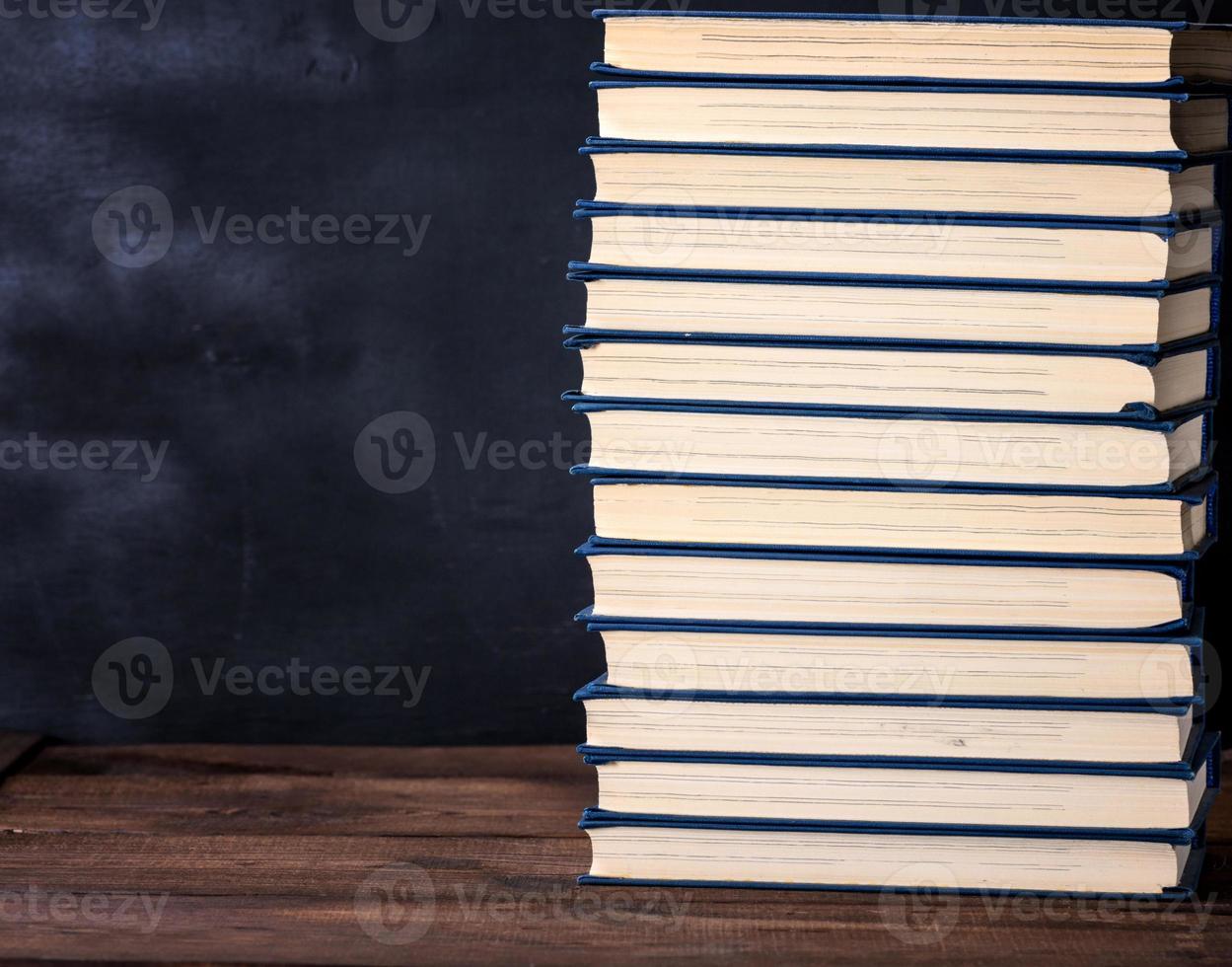 grande pila di libri nel un' blu copertina foto