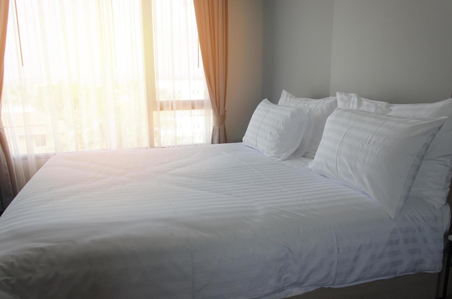 letto bianco fatto in un hotel foto