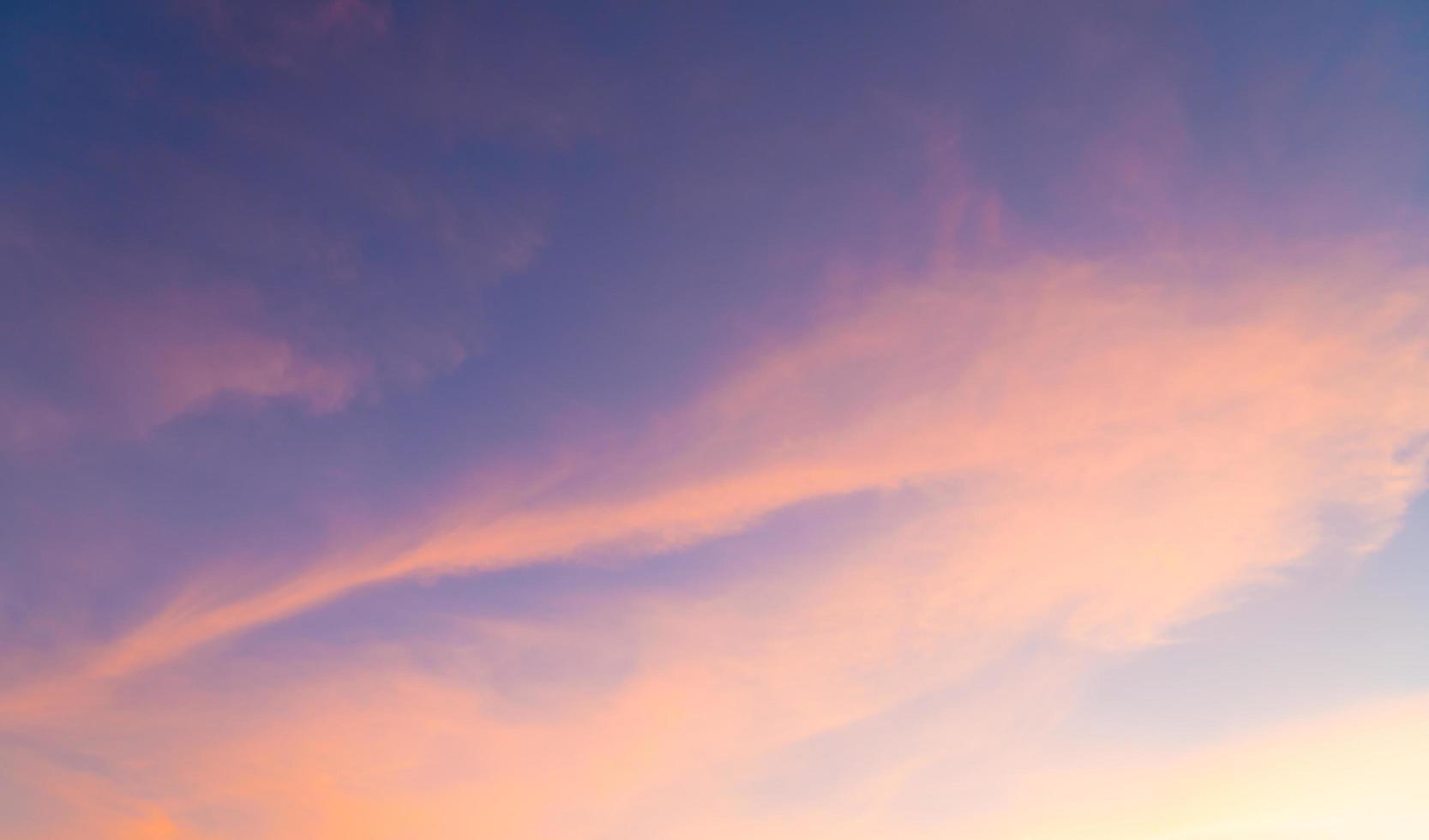 nuvole nel cielo al tramonto foto