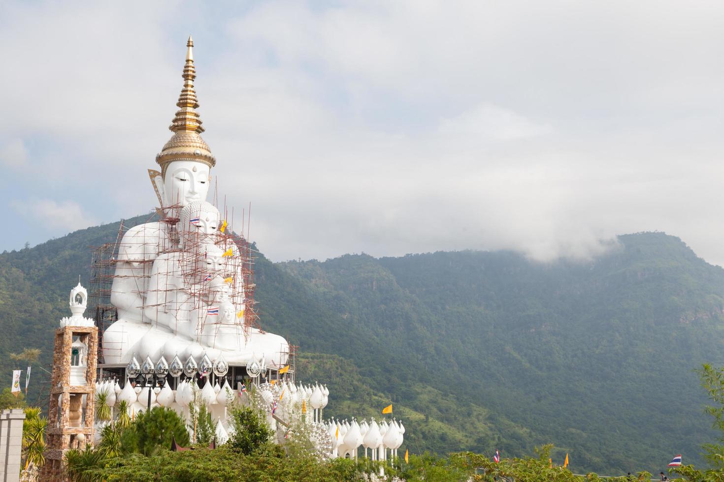 grande statua del buddha a wat pha, thailandia foto