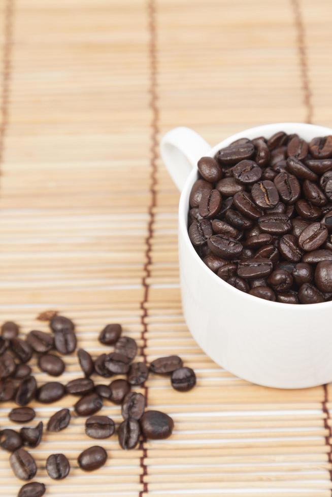 tazza di caffè e chicchi di caffè foto