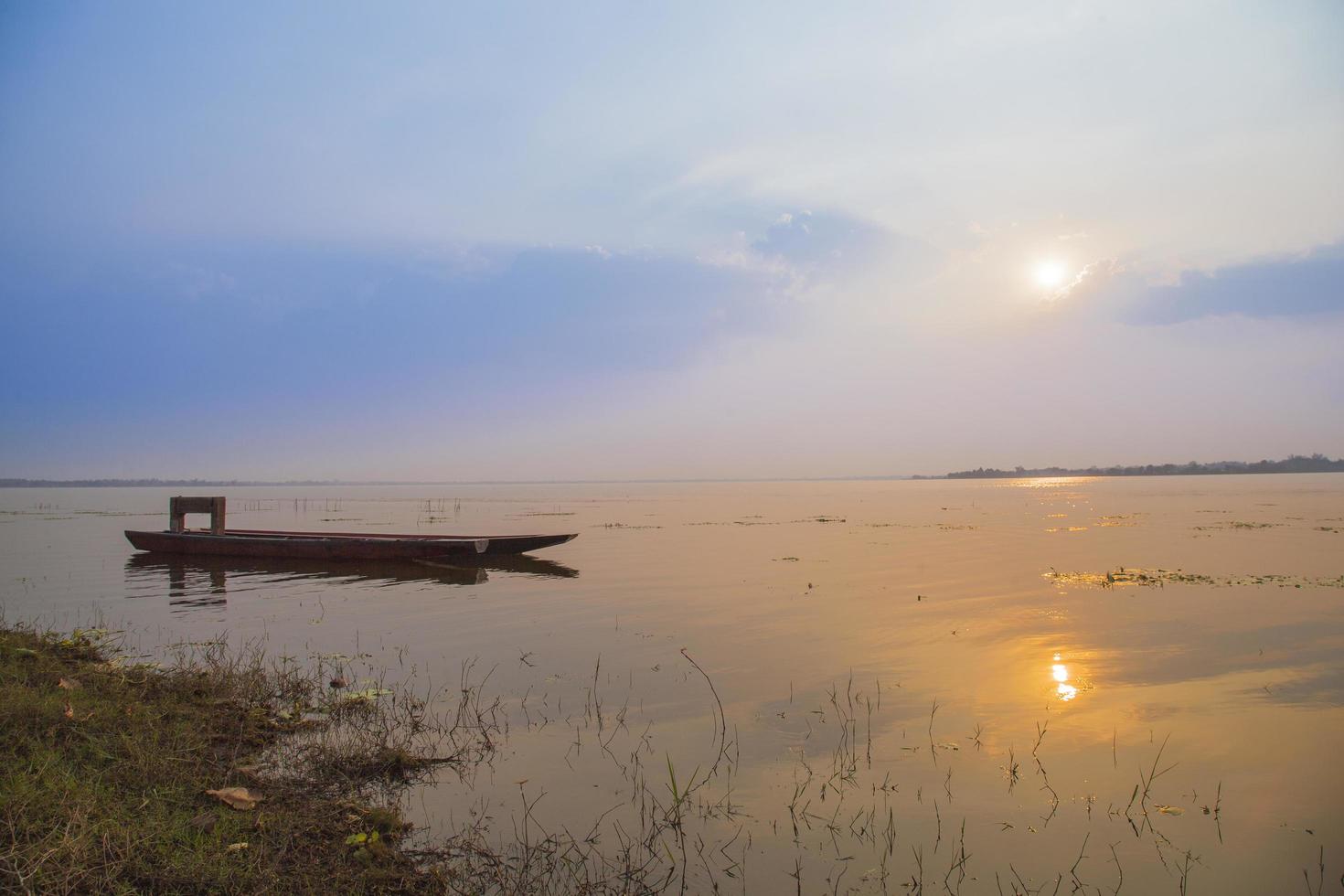 piccole imbarcazioni ormeggiate sul lago foto