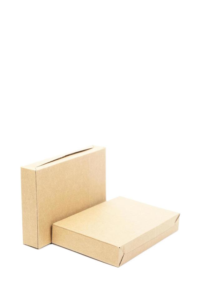 due scatole di carta marrone su sfondo bianco foto