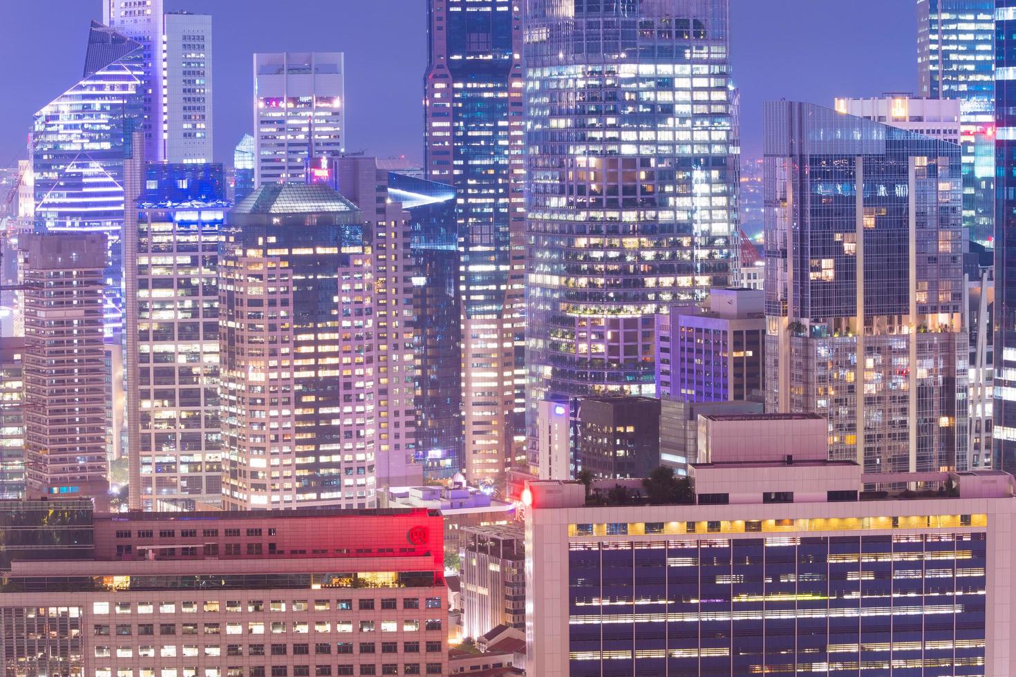 edifici di singapore di notte foto