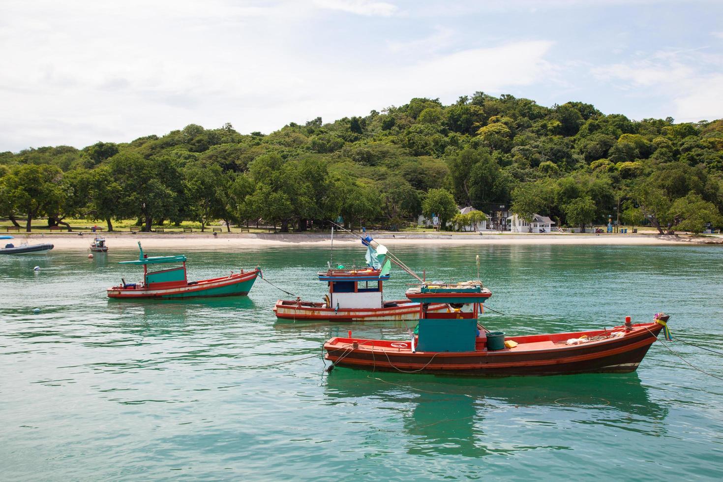 piccole barche da pesca in thailandia foto