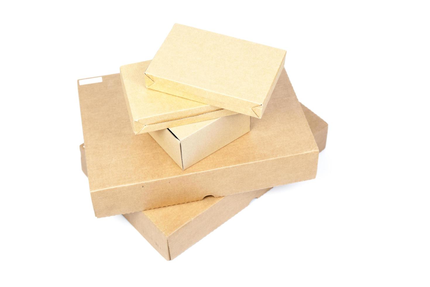 carta scatole marrone su sfondo bianco foto