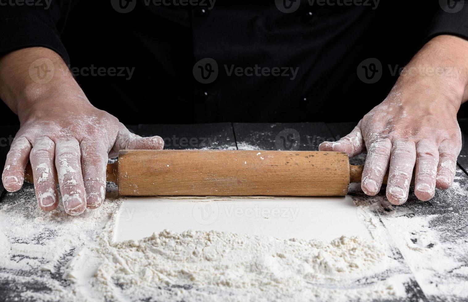 di legno rotolamento perno nel maschio mani foto