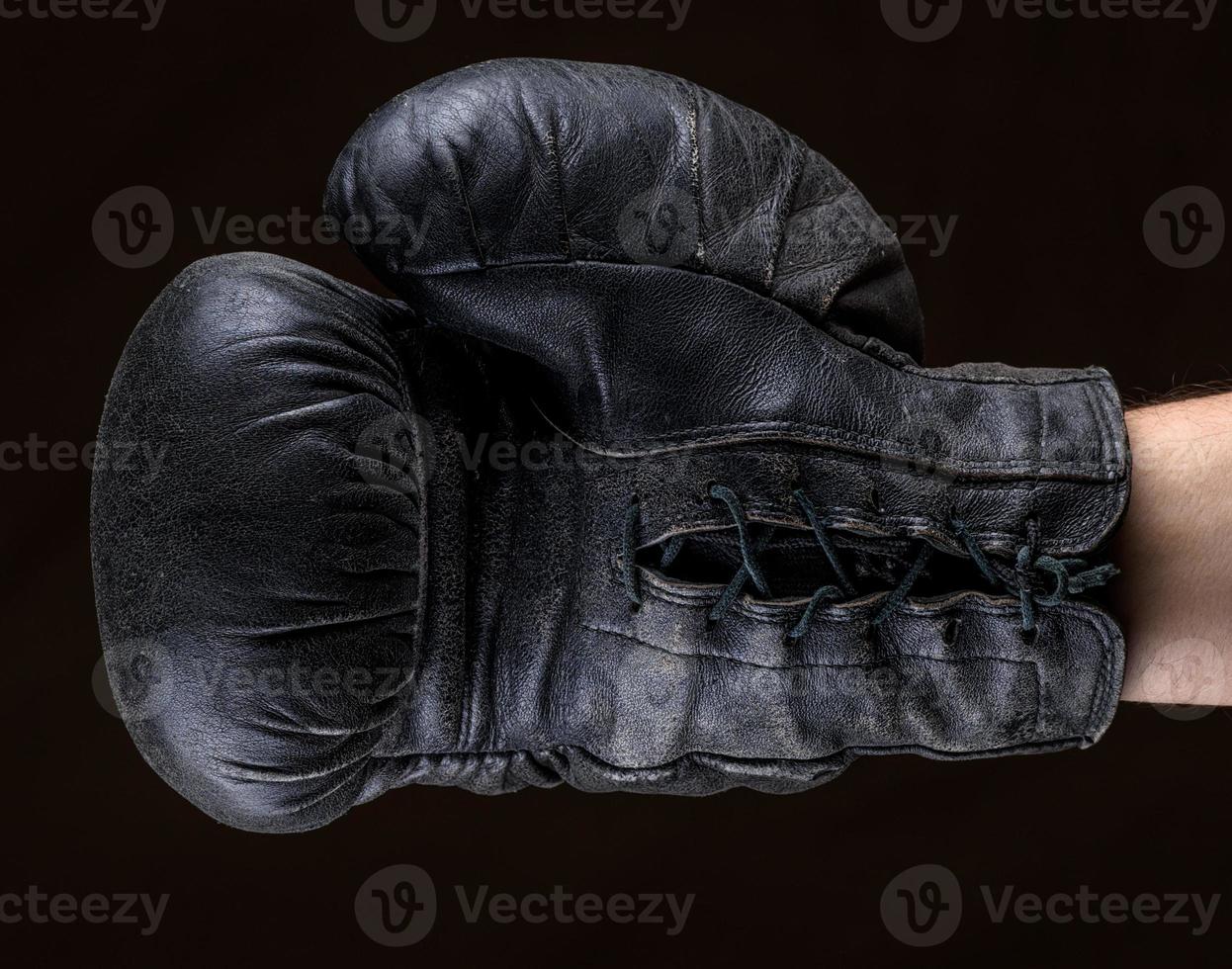 mano nel nero pelle boxe guanto foto