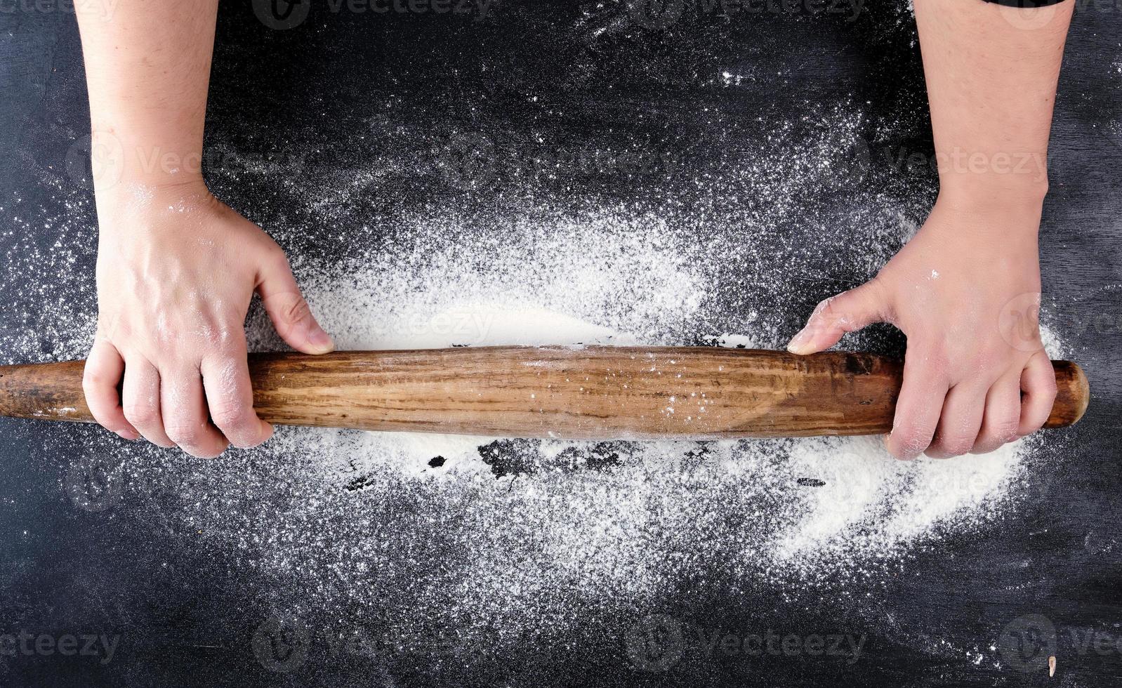 molto vecchio Marrone di legno rotolamento perno nel femmina mani foto