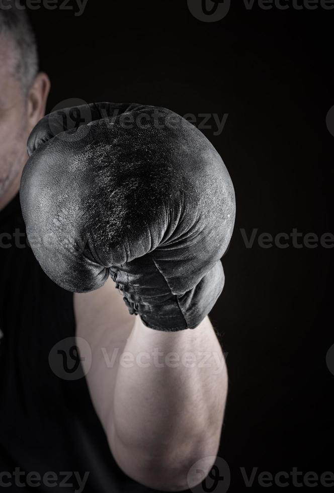 atleta è in piedi nel un' boxe cremagliera foto