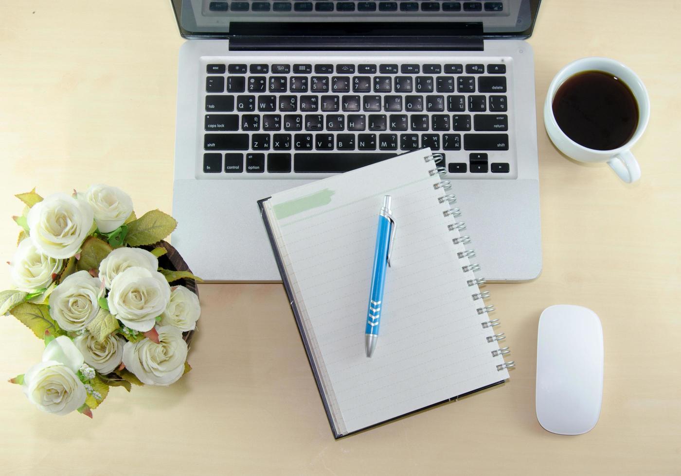 computer, notebook e caffè sulla scrivania foto