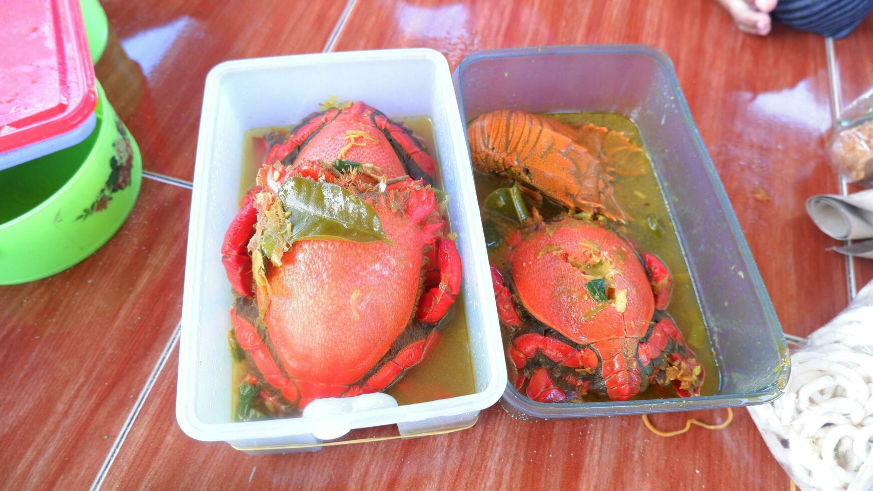 chiave Granchio la minestra nel un' picnic contenitore pronto per mangiare, delizioso frutti di mare foto