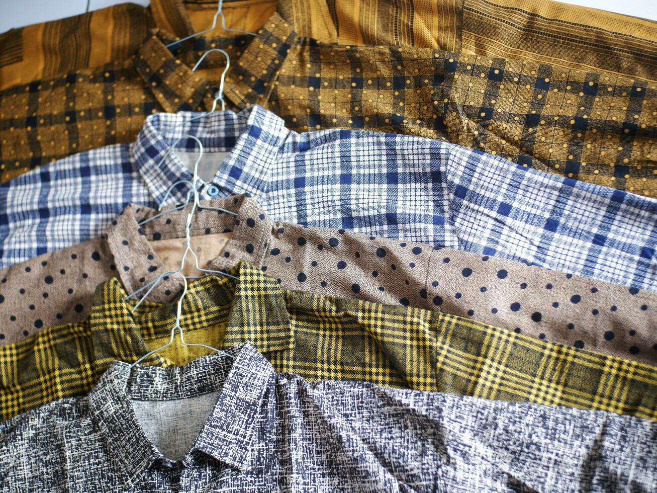 colorato camicie foderato su ordinatamente. camicia negozio, abstrac camicia, polka punto camicia foto