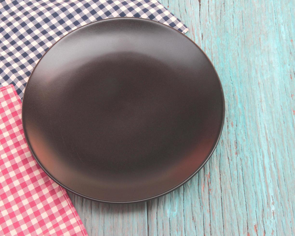 piatto nero sul tavolo di legno blu foto