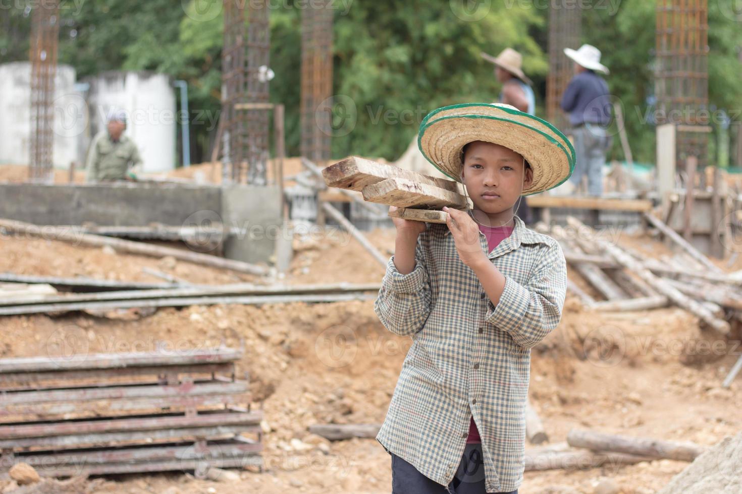 bambini siamo costretto per opera costruzione., violenza bambini e traffico concetto, anti-bambino lavoro duro e faticoso, diritti giorno su dicembre 10. foto