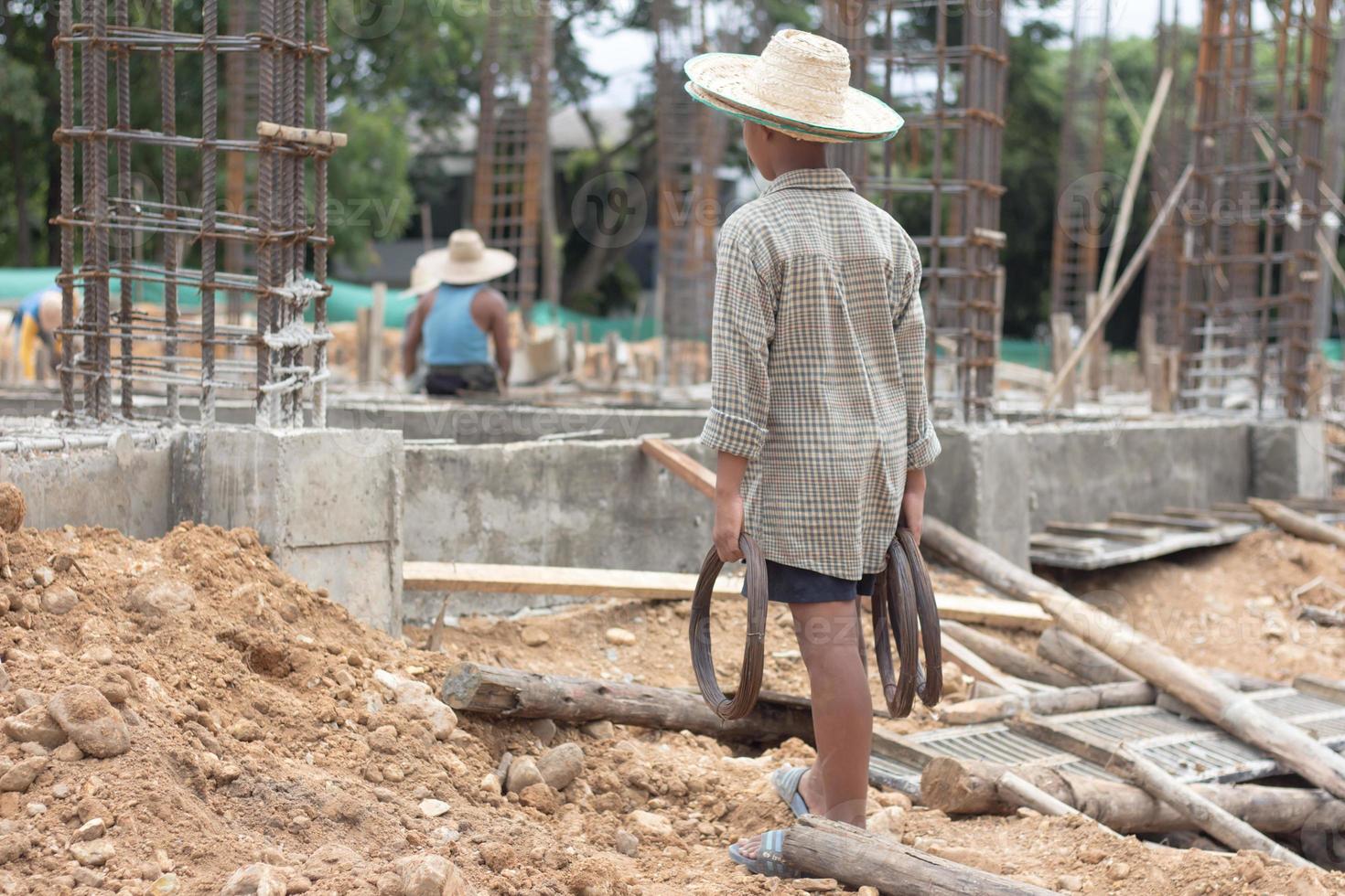 bambini siamo costretto per opera costruzione., violenza bambini e traffico concetto, anti-bambino lavoro duro e faticoso, diritti giorno su dicembre 10. foto