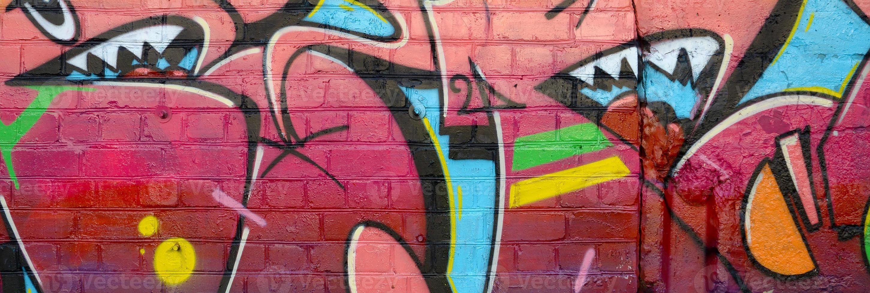 astratto colorato frammento di graffiti dipinti su vecchio mattone parete. strada arte composizione con parti di non scritto lettere e multicolore macchie. subculturale sfondo struttura foto