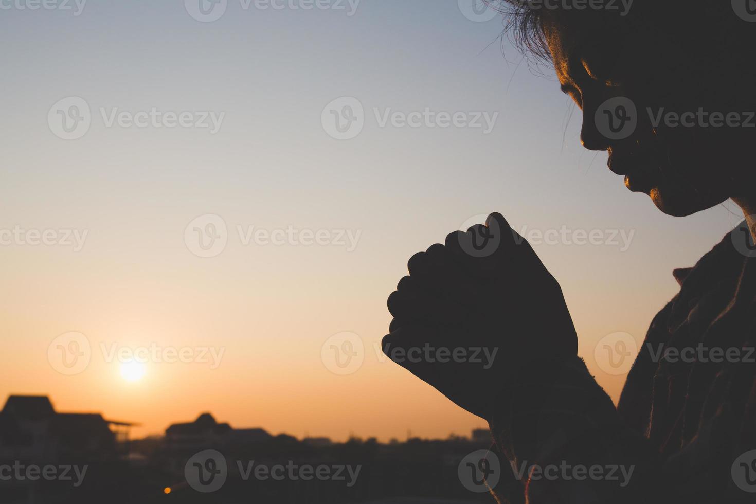 giovane donna che prega con la mano, concetto di preghiera per fede, spiritualità e religione foto