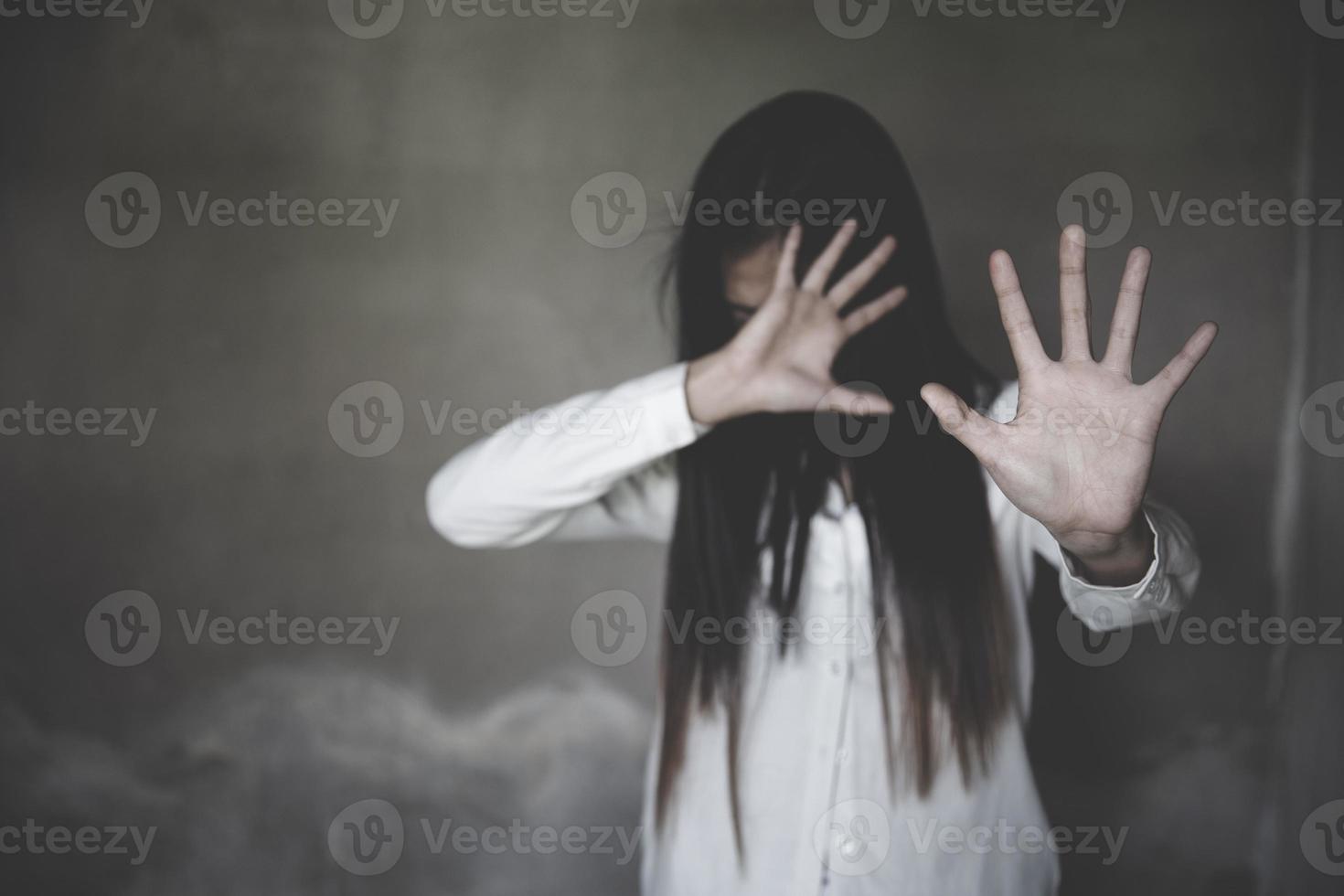 le donne alzano il palmo, fermano gli abusi sessuali, la lotta alla tratta e la violenza contro le donne, la giornata internazionale della donna foto