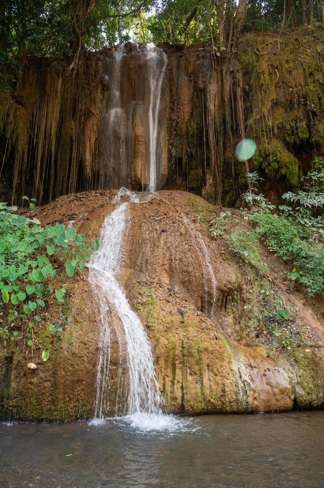 Visualizza di phu cantava cascata il solo uno caldo cascata nel Tailandia con temperatura di 35 gradi centigrado. situato a confine di phayao e chiang rai Provincia. foto