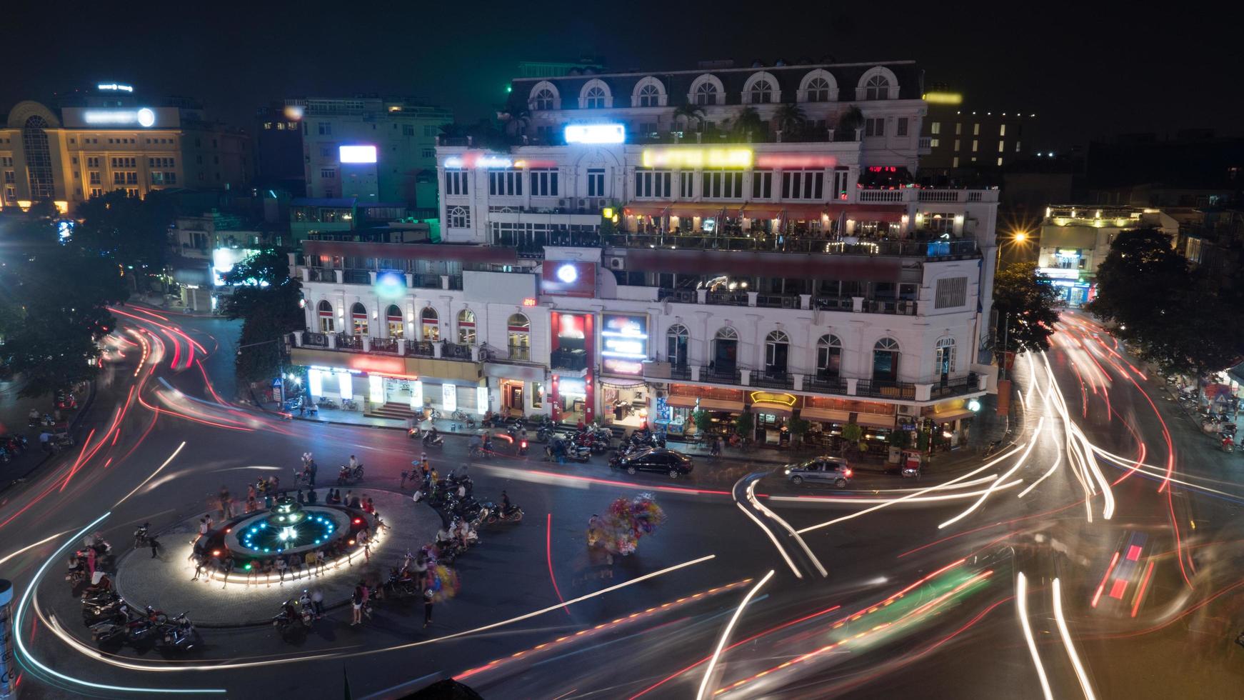 hanoi, vietnam, 2020 - motion shot notturno del traffico cittadino foto