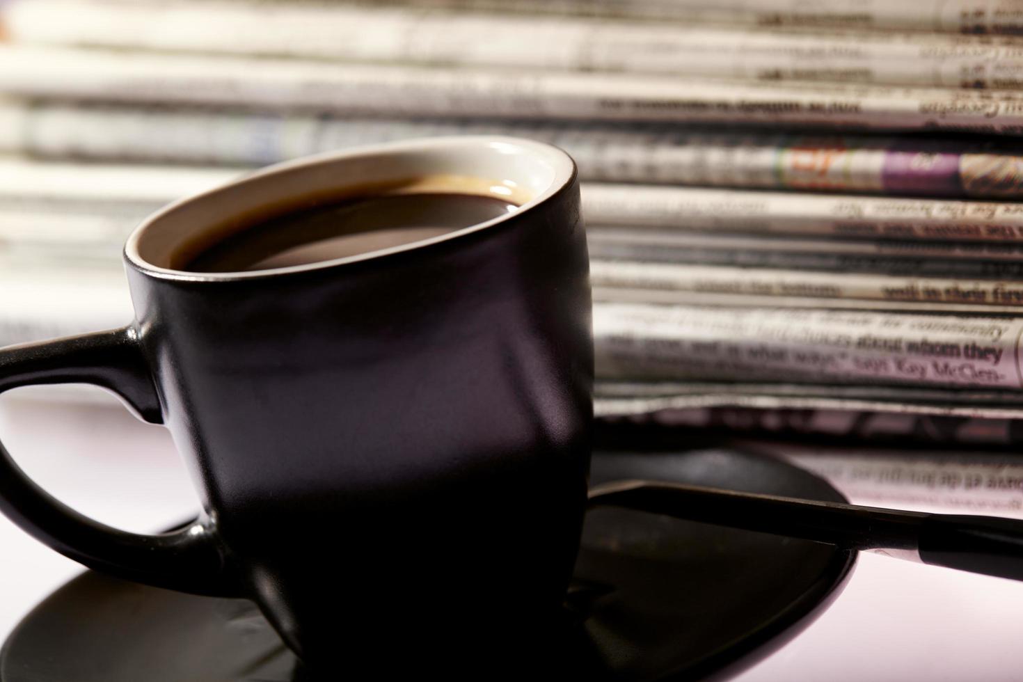 tazza di caffè e giornali foto