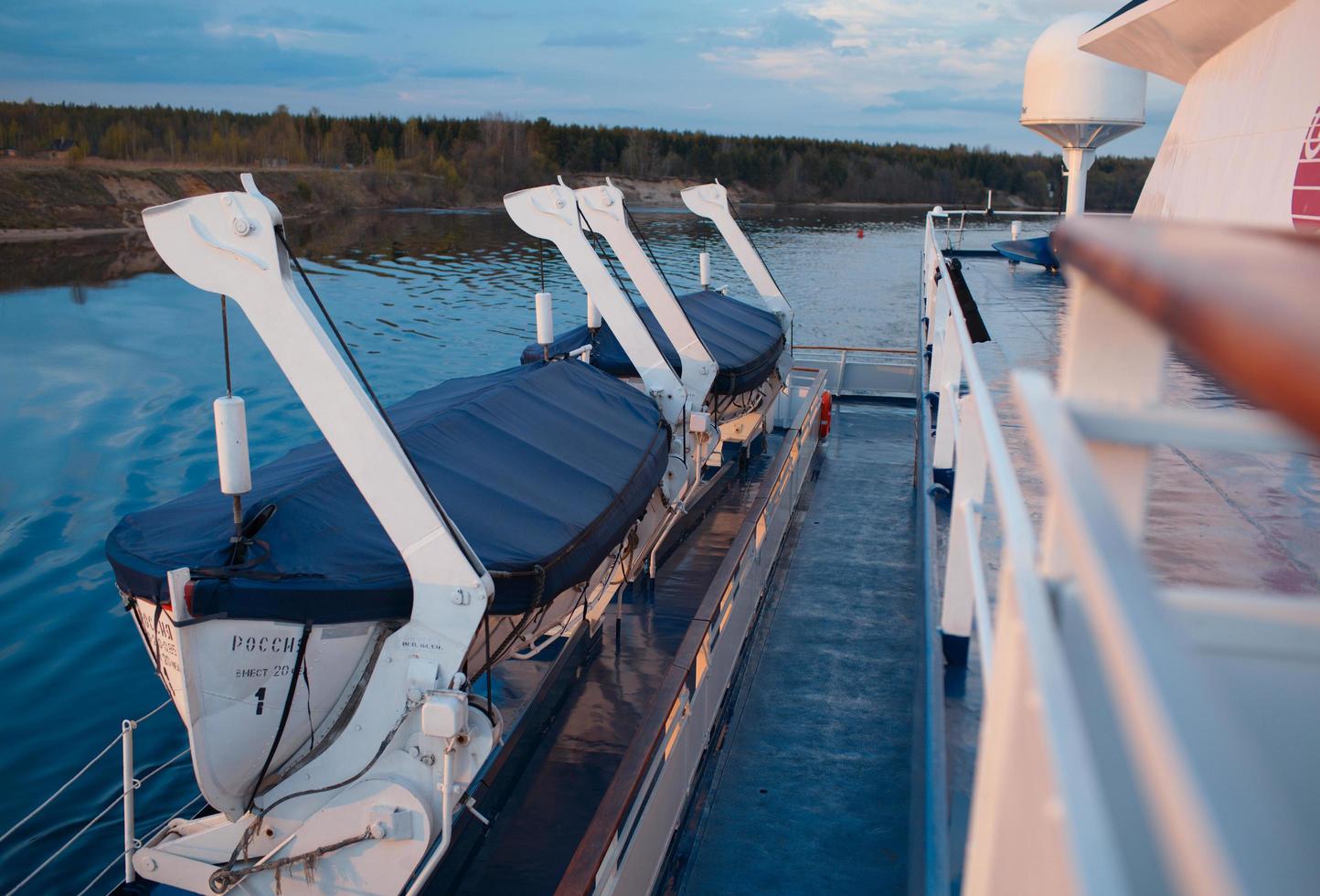 Volga, Russia, 2020 - Barche di salvataggio su nave da crociera foto