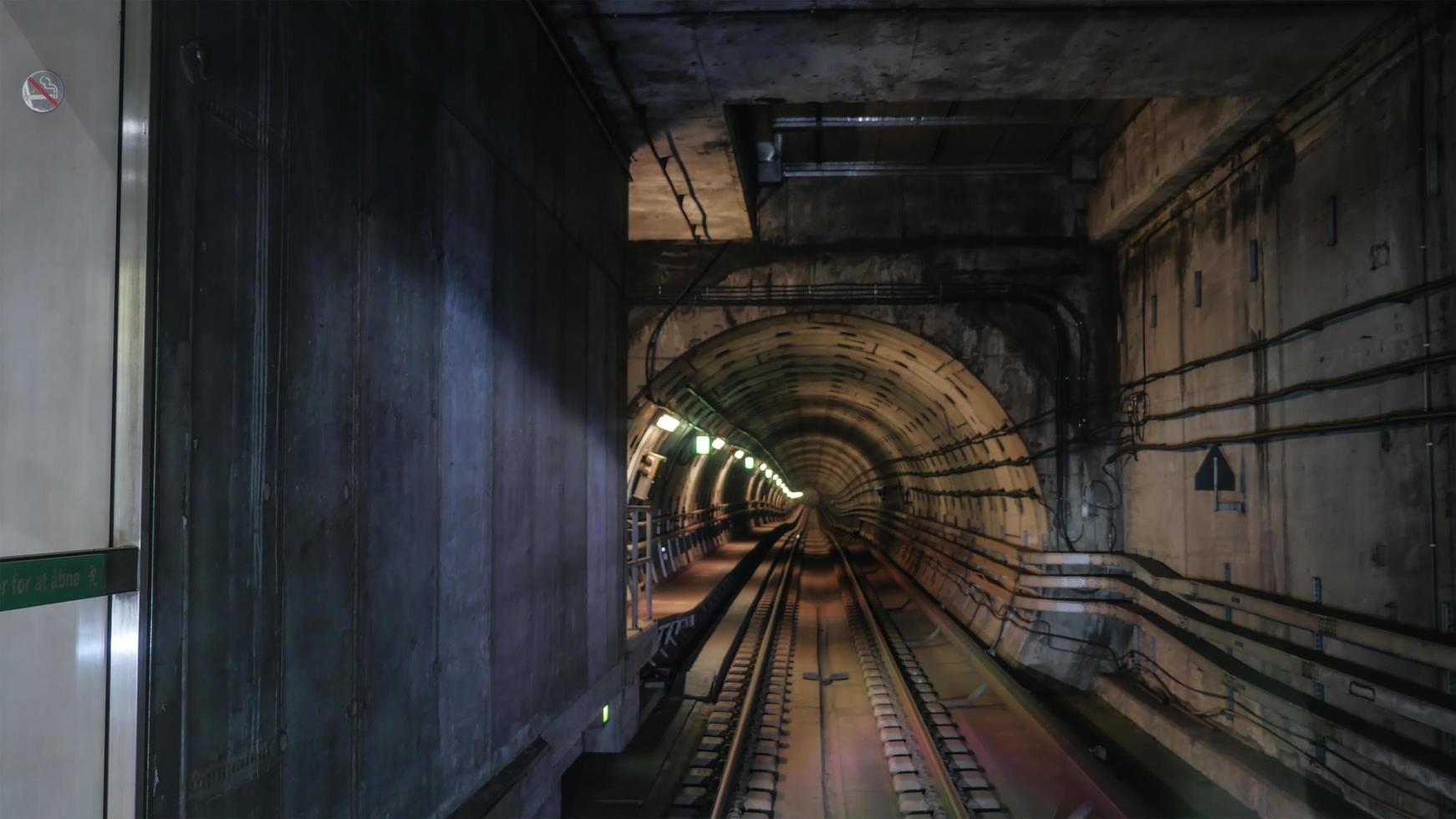 londra, regno unito, 2020 - binari nella metropolitana metropolitana foto