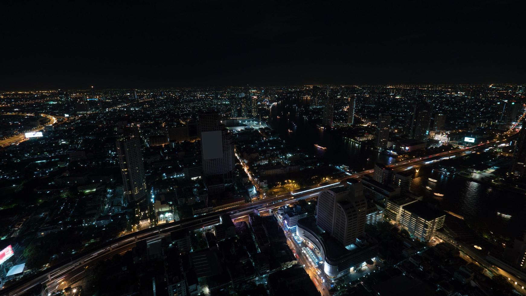 bangkok, thailandia, 2020 - veduta aerea di bangkok di notte foto