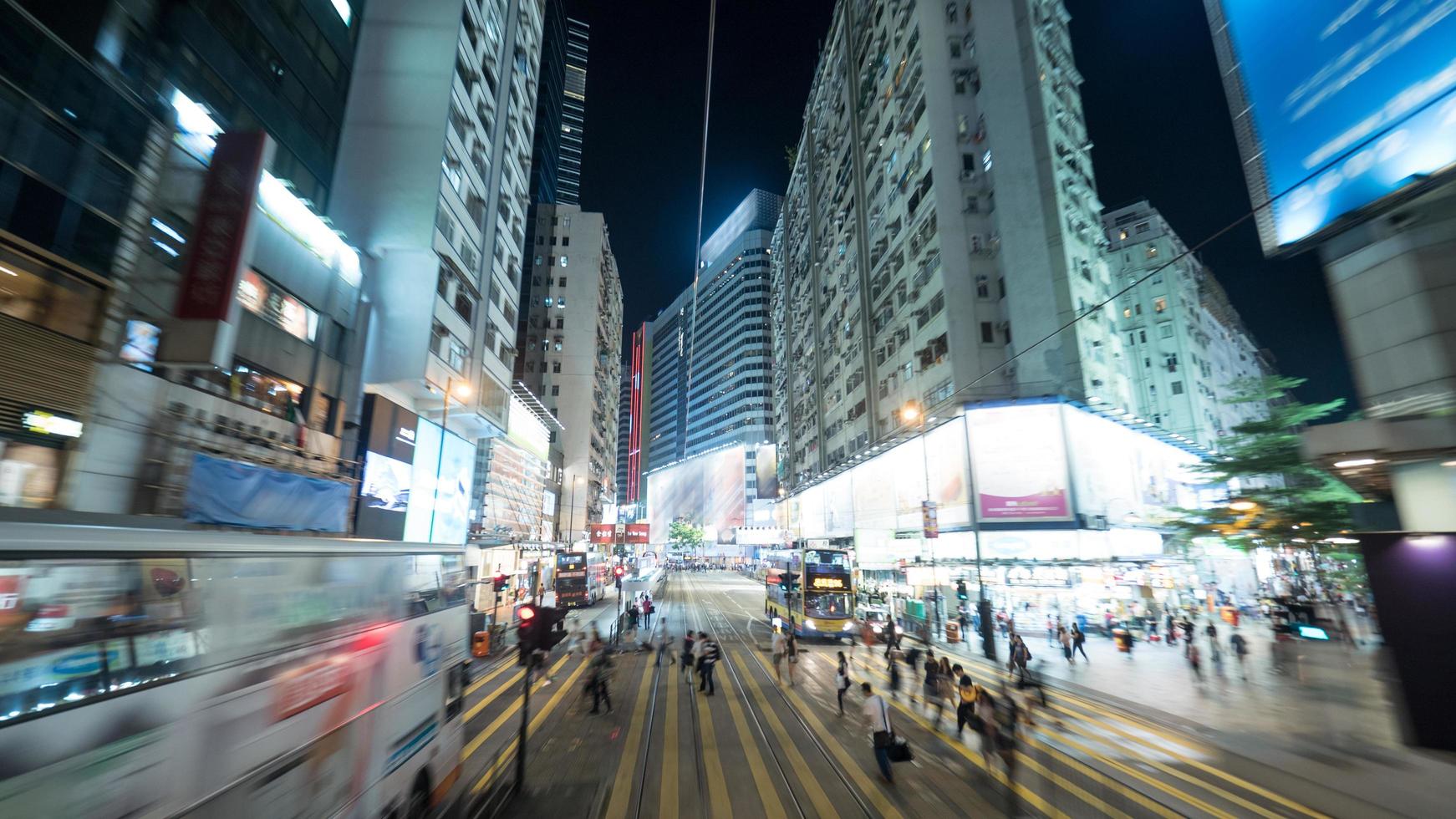 hong kong, 2020 - lunga esposizione di una strada trafficata a hong kong foto