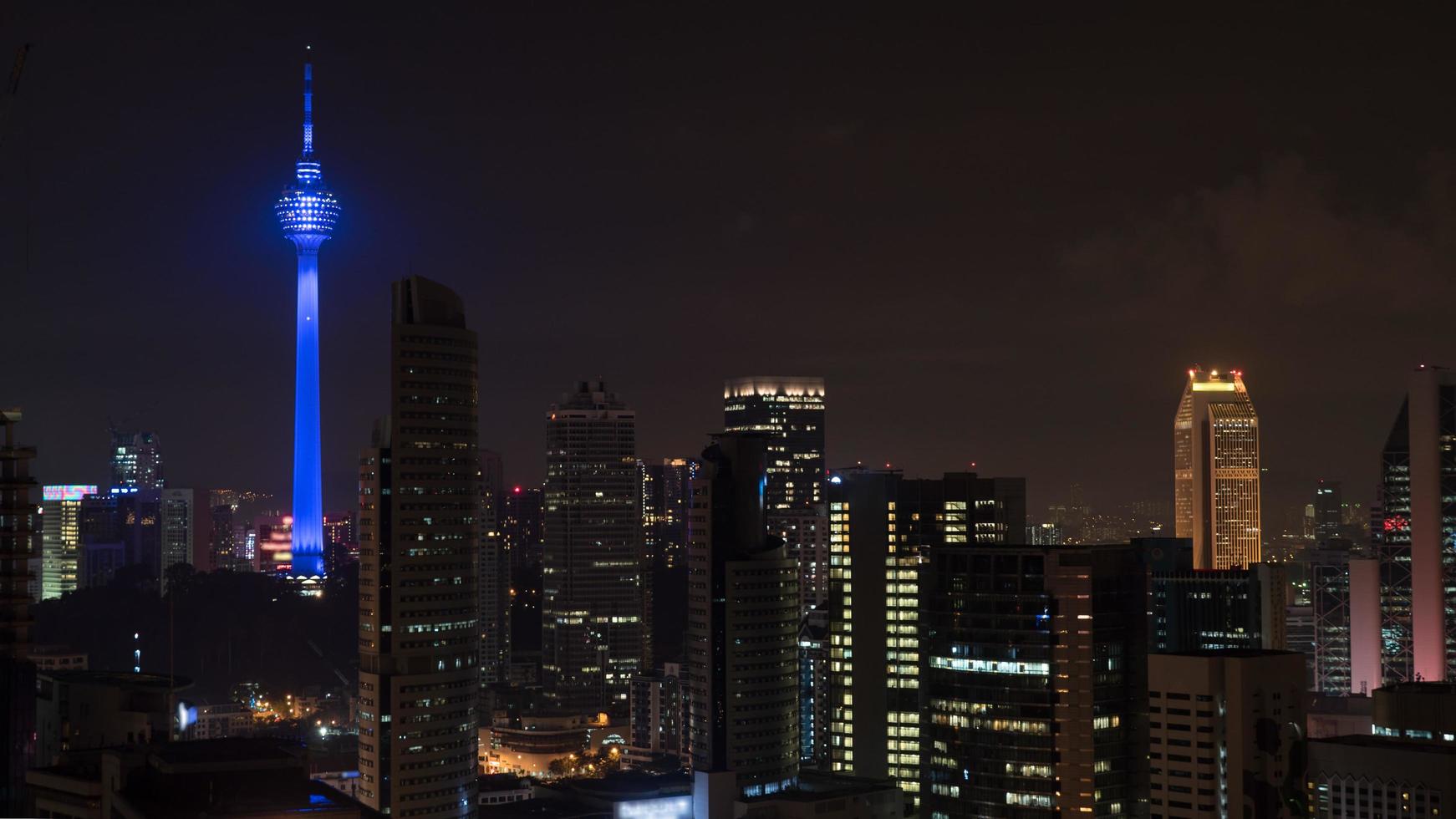 kuala lumpur, malesia, 2020 - città illuminata con la torre blu di kuala lumpur foto