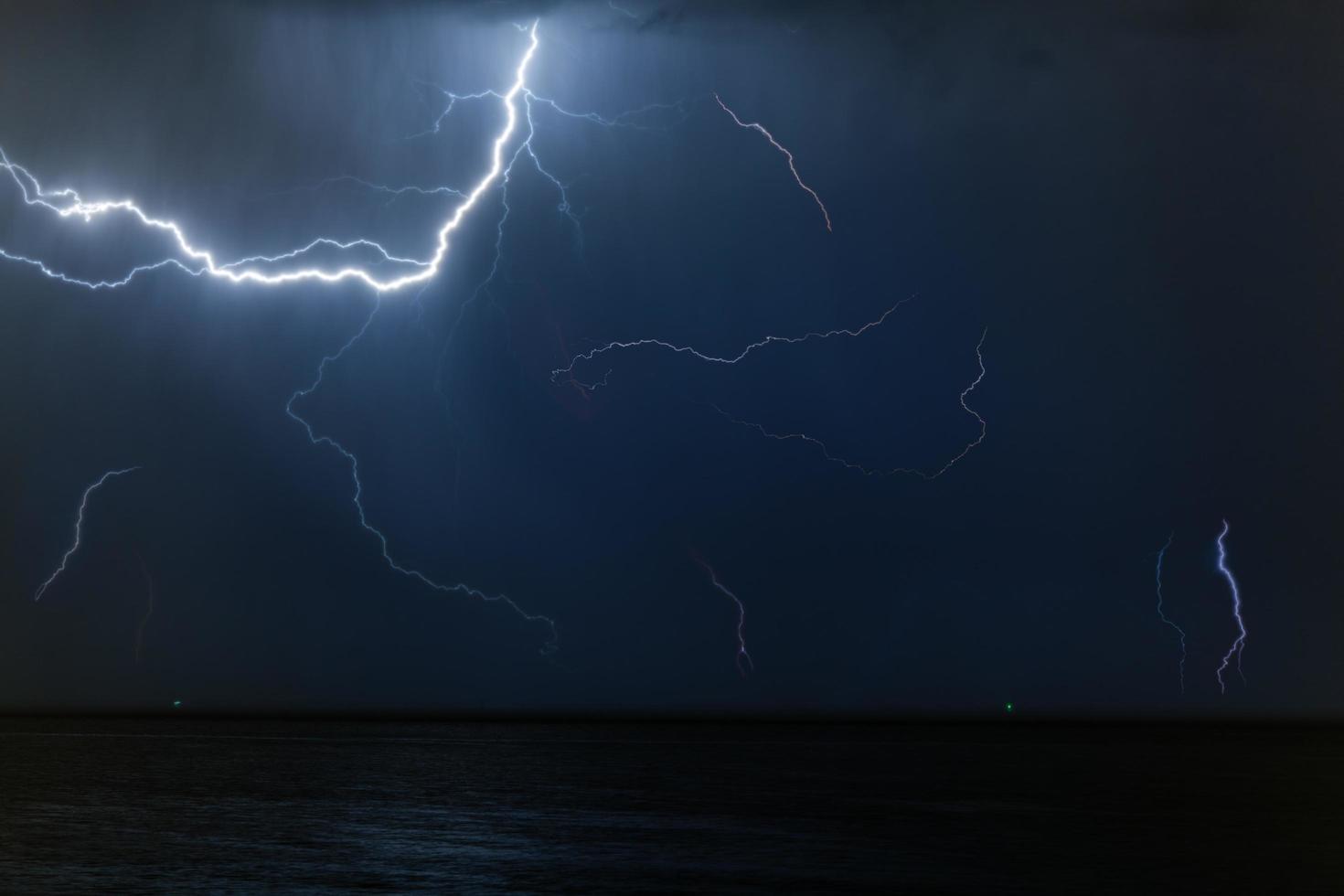 alleggerimento sull'acqua durante la notte foto