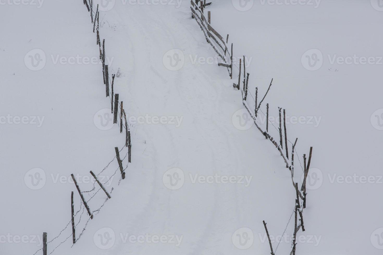 un abbondante nevicata nel il rumeno Carpazi nel il villaggio di sirne, brasov. vero inverno con neve nel il nazione foto