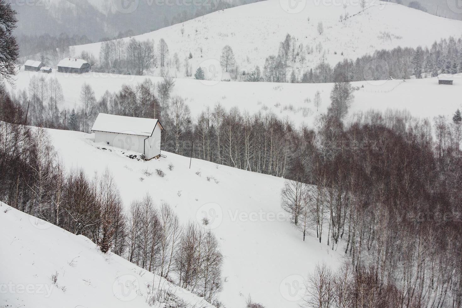 un abbondante nevicata nel il rumeno Carpazi nel il villaggio di sirne, brasov. vero inverno con neve nel il nazione foto