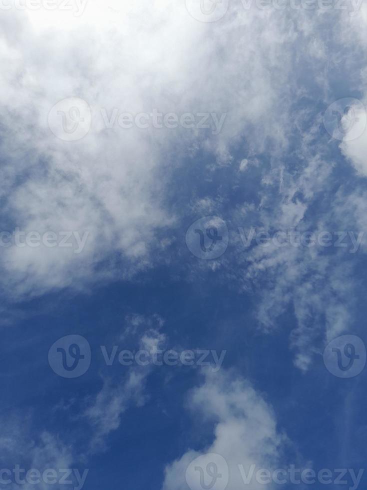 bianca nuvole nel il blu cielo. bellissimo luminosa blu sfondo. leggero nuvoloso, bene tempo atmosferico. Riccio nuvole su un' soleggiato giorno. foto