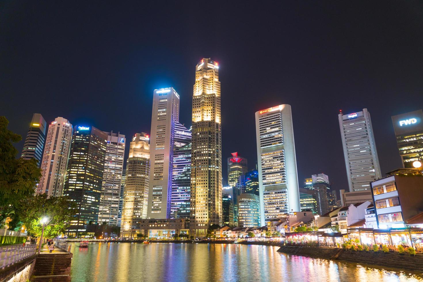 edifici della città di singapore di notte foto