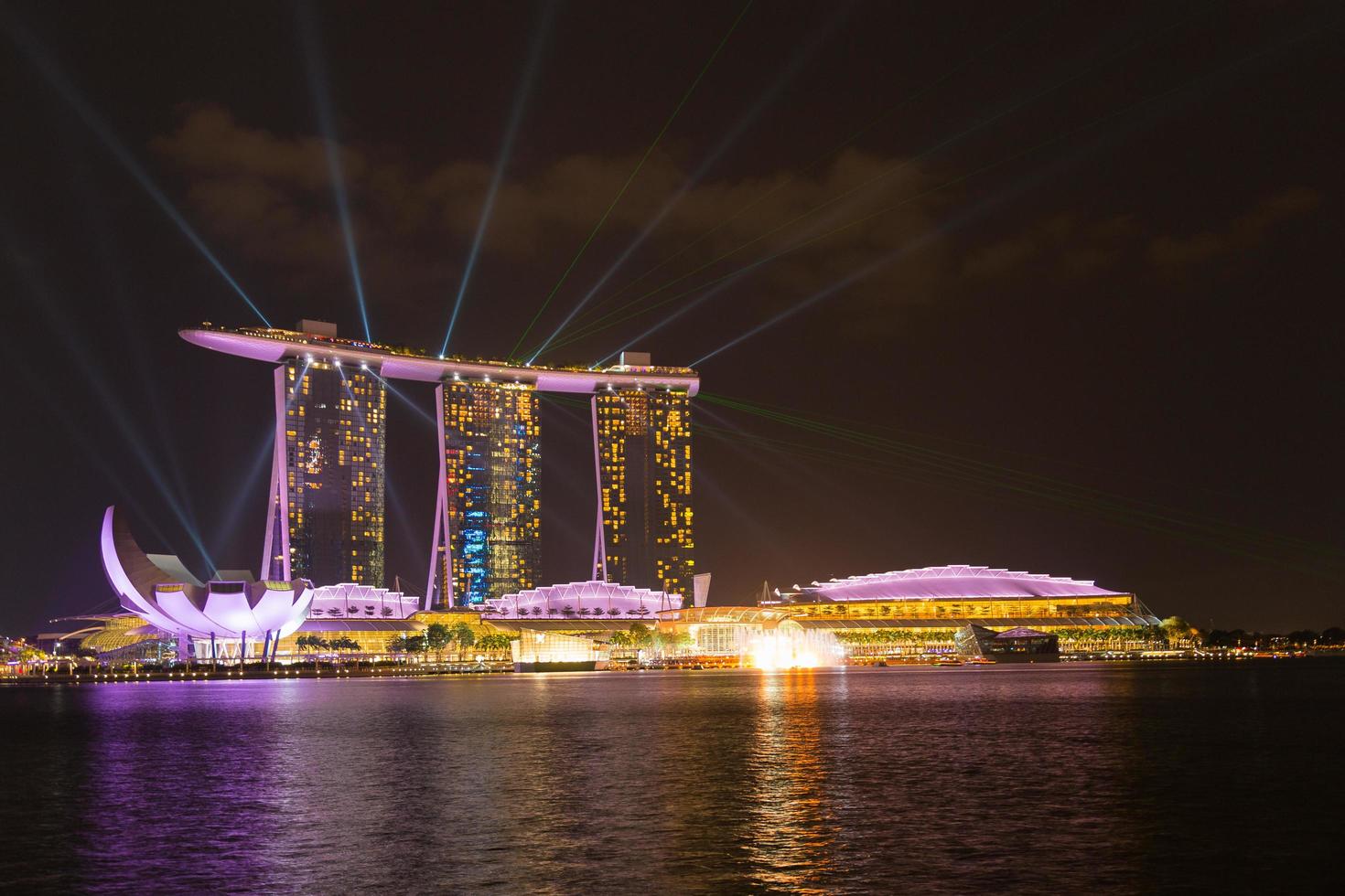 edifici di singapore di notte foto