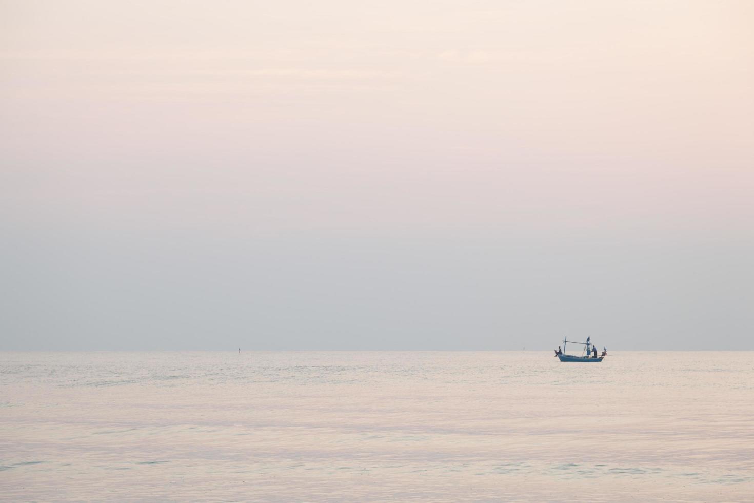 barca da pesca sul mare all'alba foto