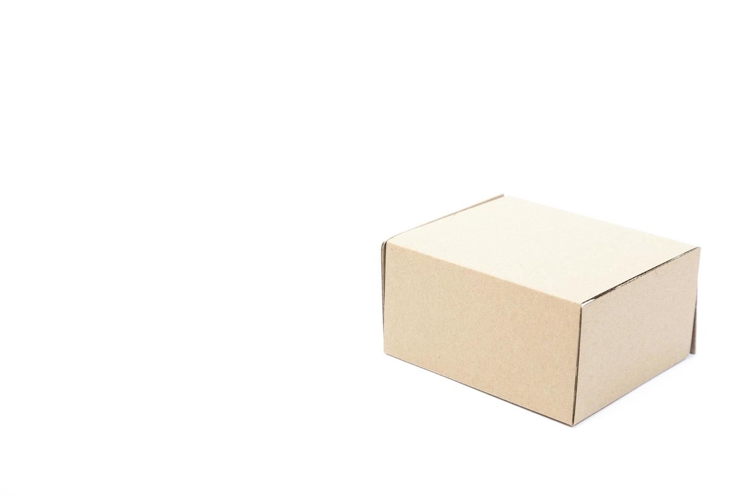 scatola di carta marrone su sfondo bianco foto