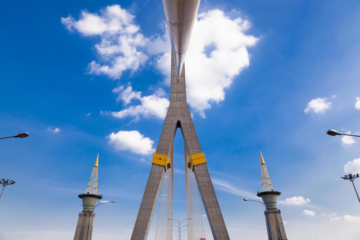 ponte rama viii a bangkok, in thailandia foto