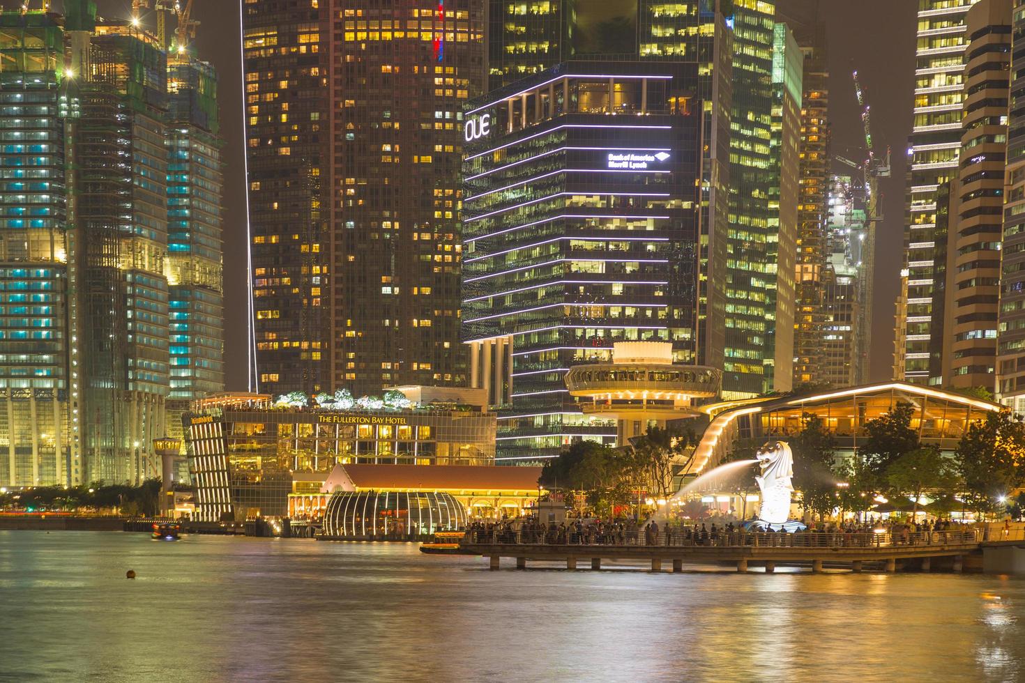 edifici di singapore di notte foto