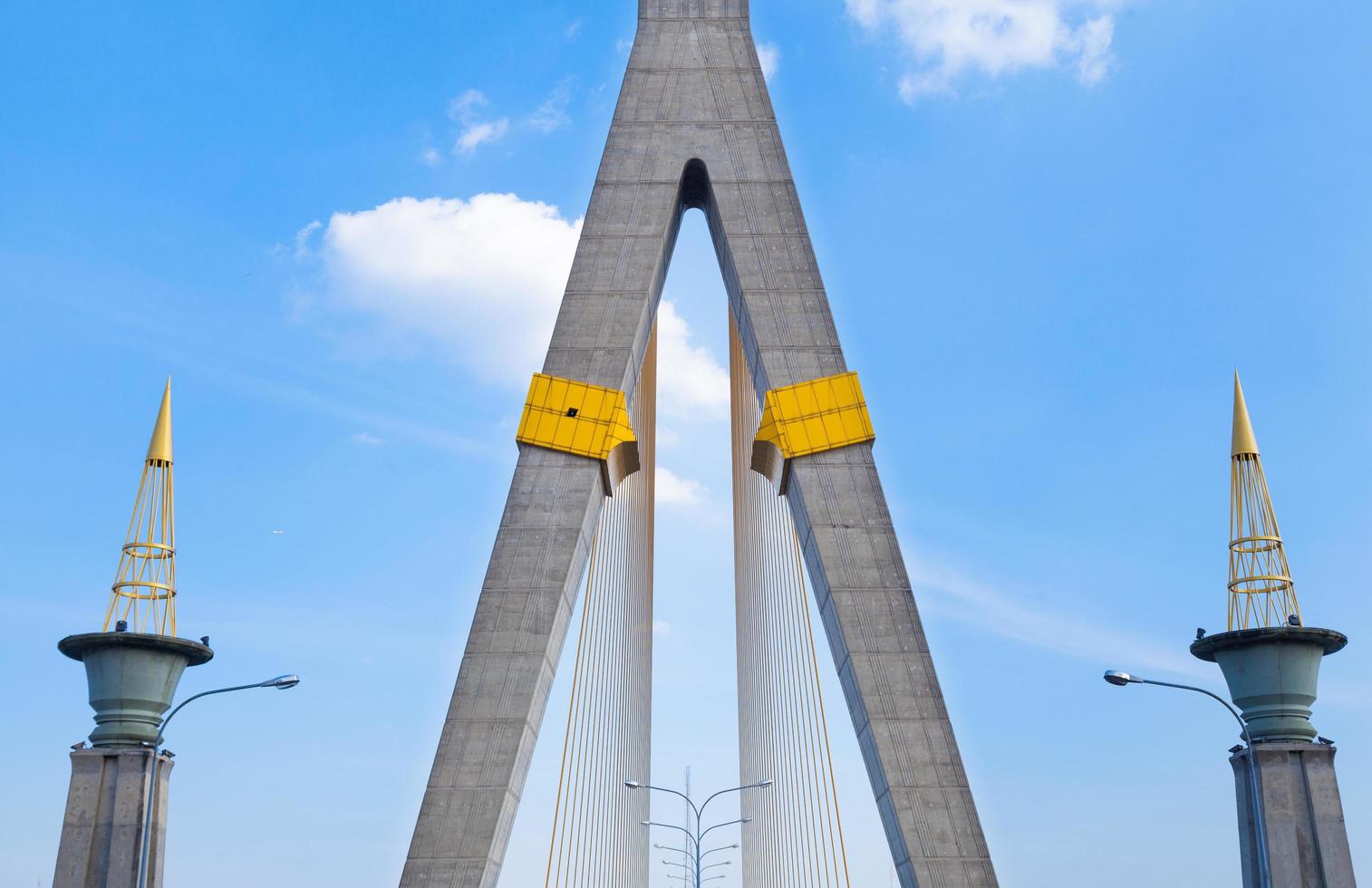 ponte rama viii a bangkok, in thailandia foto