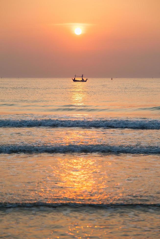 barca da pesca sul mare all'alba foto