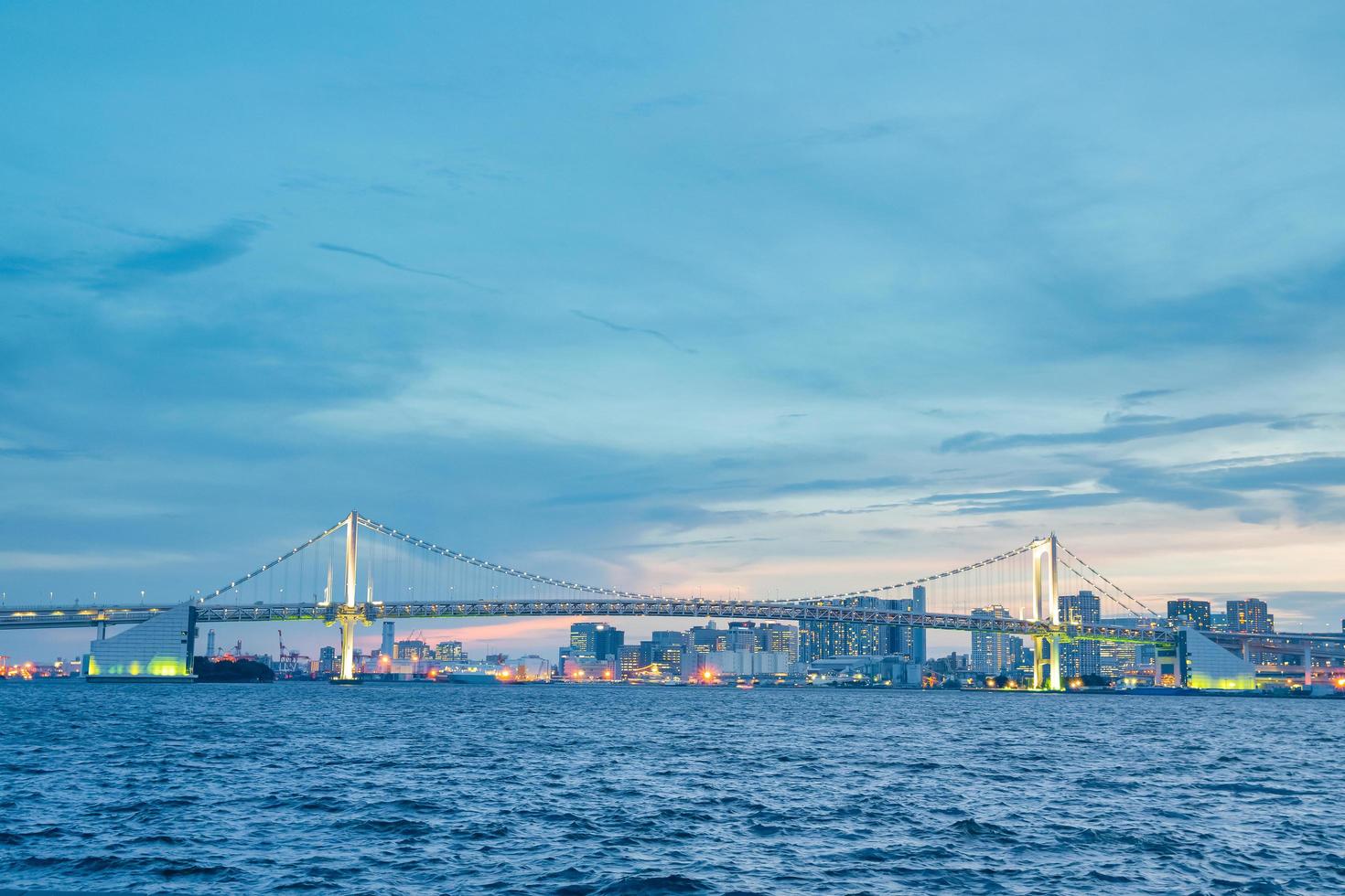 ponte arcobaleno nella città di tokyo foto