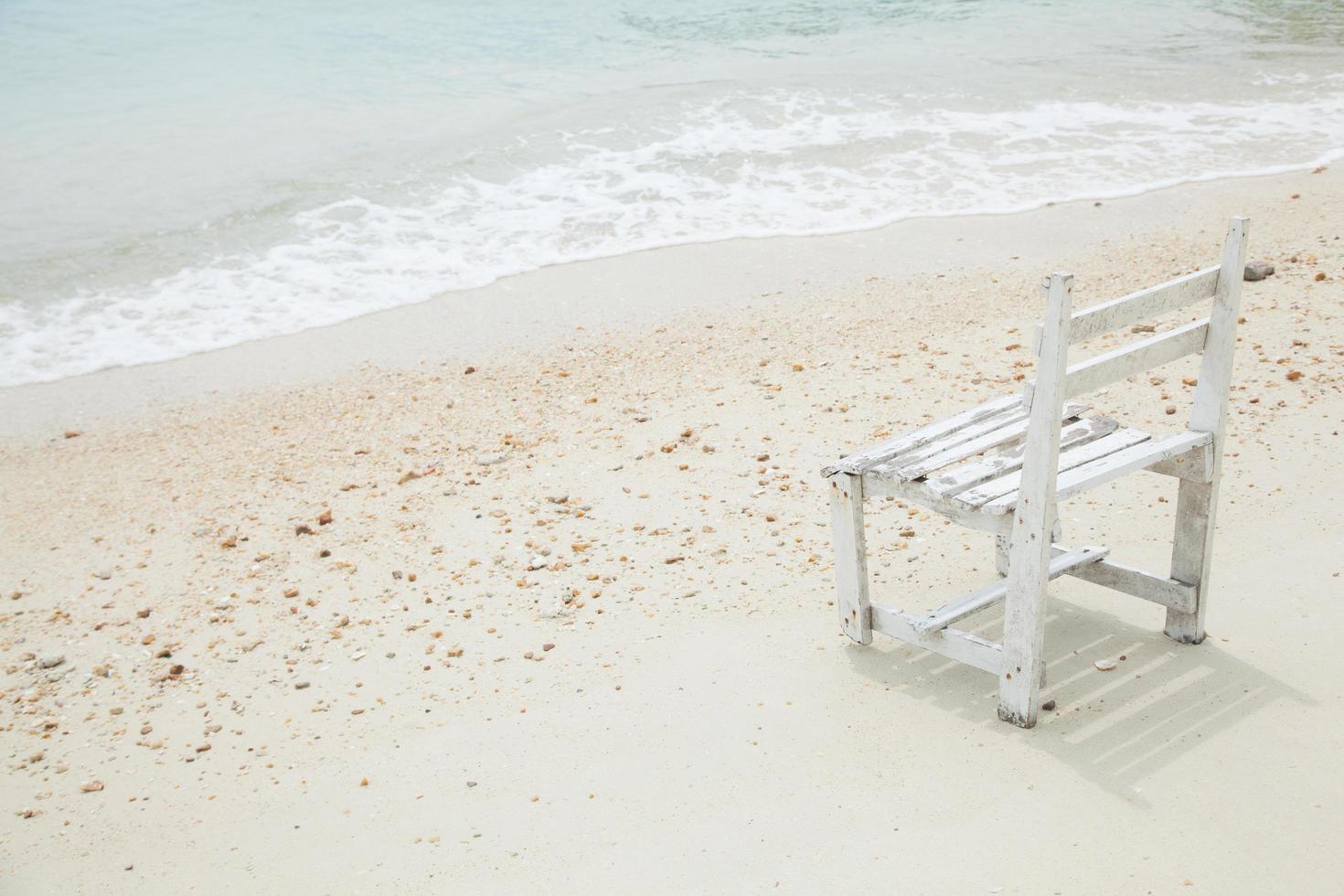 sedia in legno bianco al mare foto