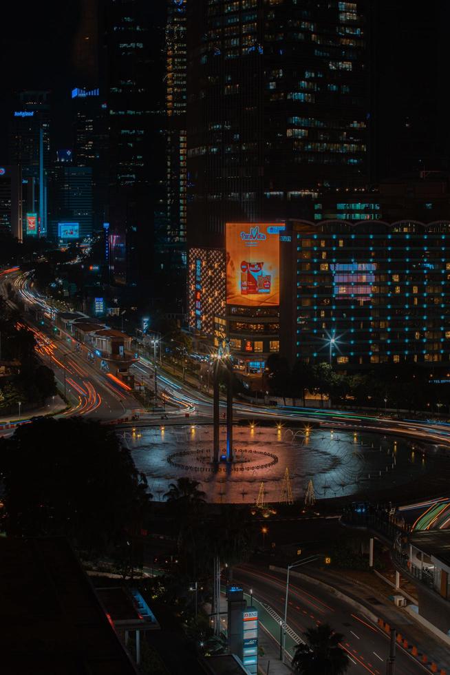 notte paesaggio urbano, e traffico leggero di autostrada nel lento velocità otturatore movimento effetto e rumore.giacarta, Indonesia .gennaio 9 2023 foto