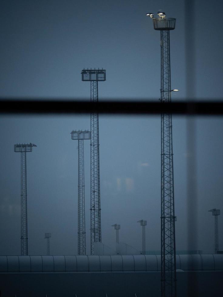 torre di metallo contro il cielo grigio scuro foto